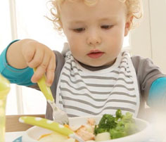 [Translate to Spanish (Peru):] [Translate to Spanish:] kids eating and drinking