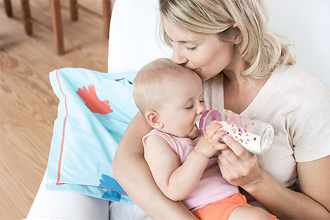 [Translate to spanish (latam):] breastfeeding or bottle?