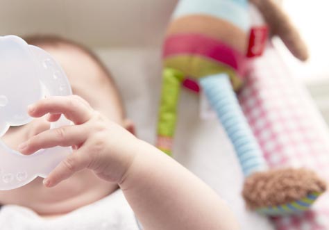 [Translate to spanish (latam):] baby learns how to drink