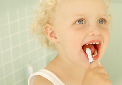 [Translate to spanish (latam):] kid cleaning teeth