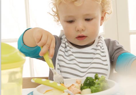 [Translate to spanish (latam):] little kids learn to eat