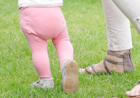 [Translate to spanish (latam):] when babies learn to walk