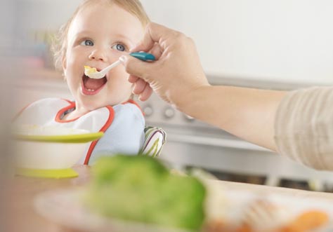 [Translate to spanish (latam):] small kids learn to eat and drink